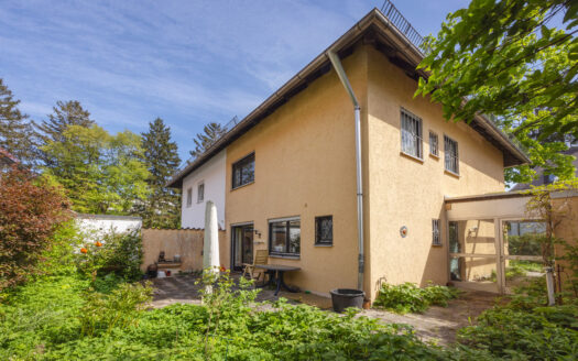 Renovierungsbedürftige Doppelhaushälfte in Westpark-Nähe