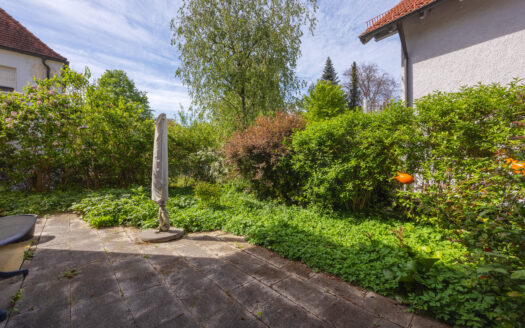 Renovierungsbedürftige Doppelhaushälfte in Westpark-Nähe