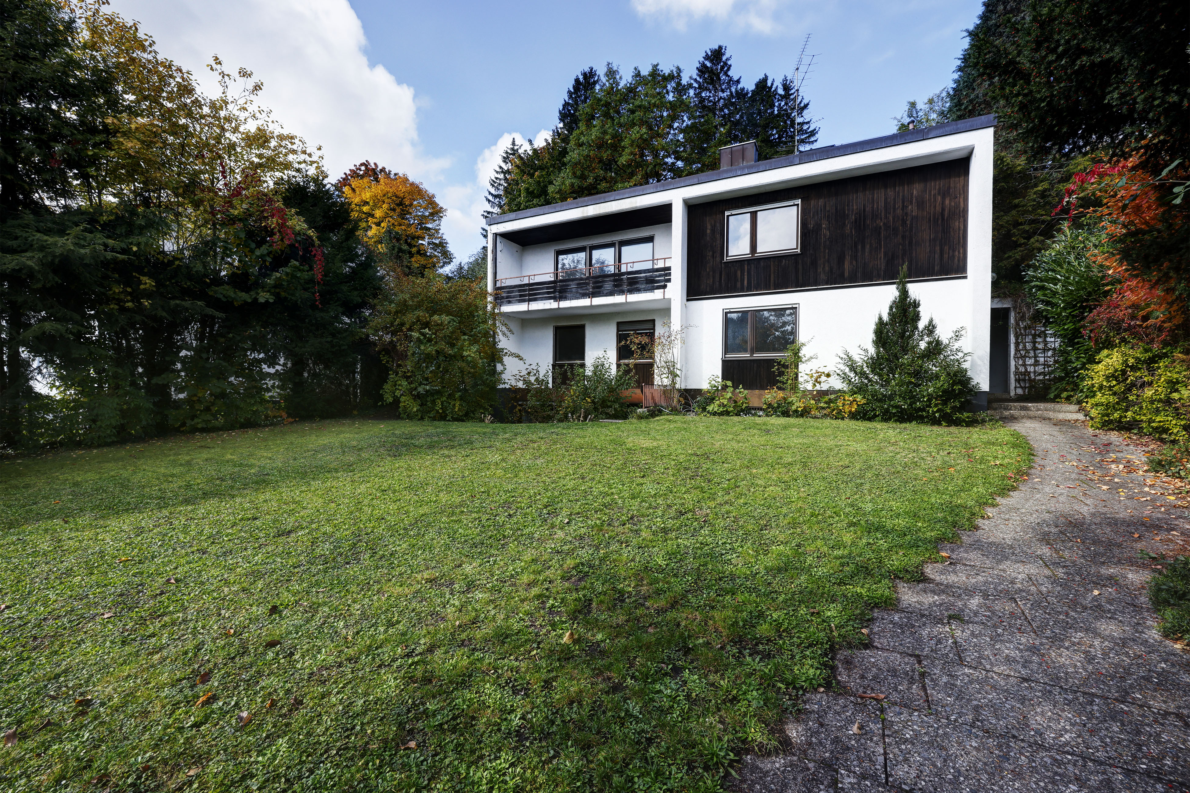Sanierungsbedürftige Villa auf großem Grundstück
