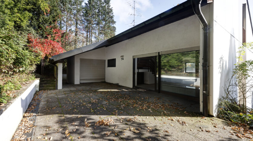 Sanierungsbedürftige Villa auf großem Grundstück