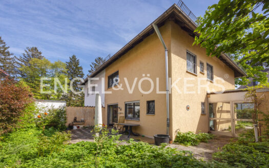 VERKAUFT: Renovierungsbedürftige Doppelhaushälfte in Westpark-Nähe