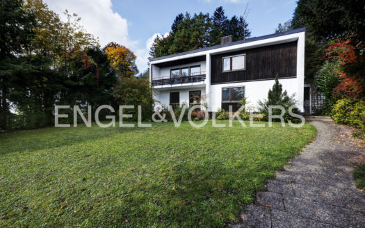 VERKAUFT: Sanierungsbedürftige Villa auf großem Grundstück