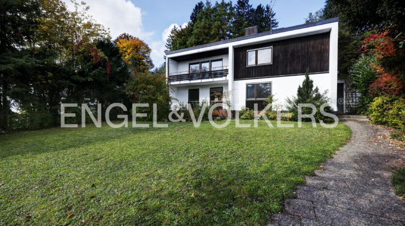 VERKAUFT: Sanierungsbedürftige Villa auf großem Grundstück