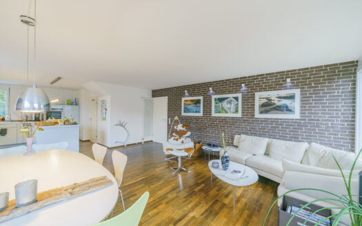 Charmante, lichtdurchflutete Maisonette-Wohnung mit Haus-in-Haus-Charakter in Stadtrandlage