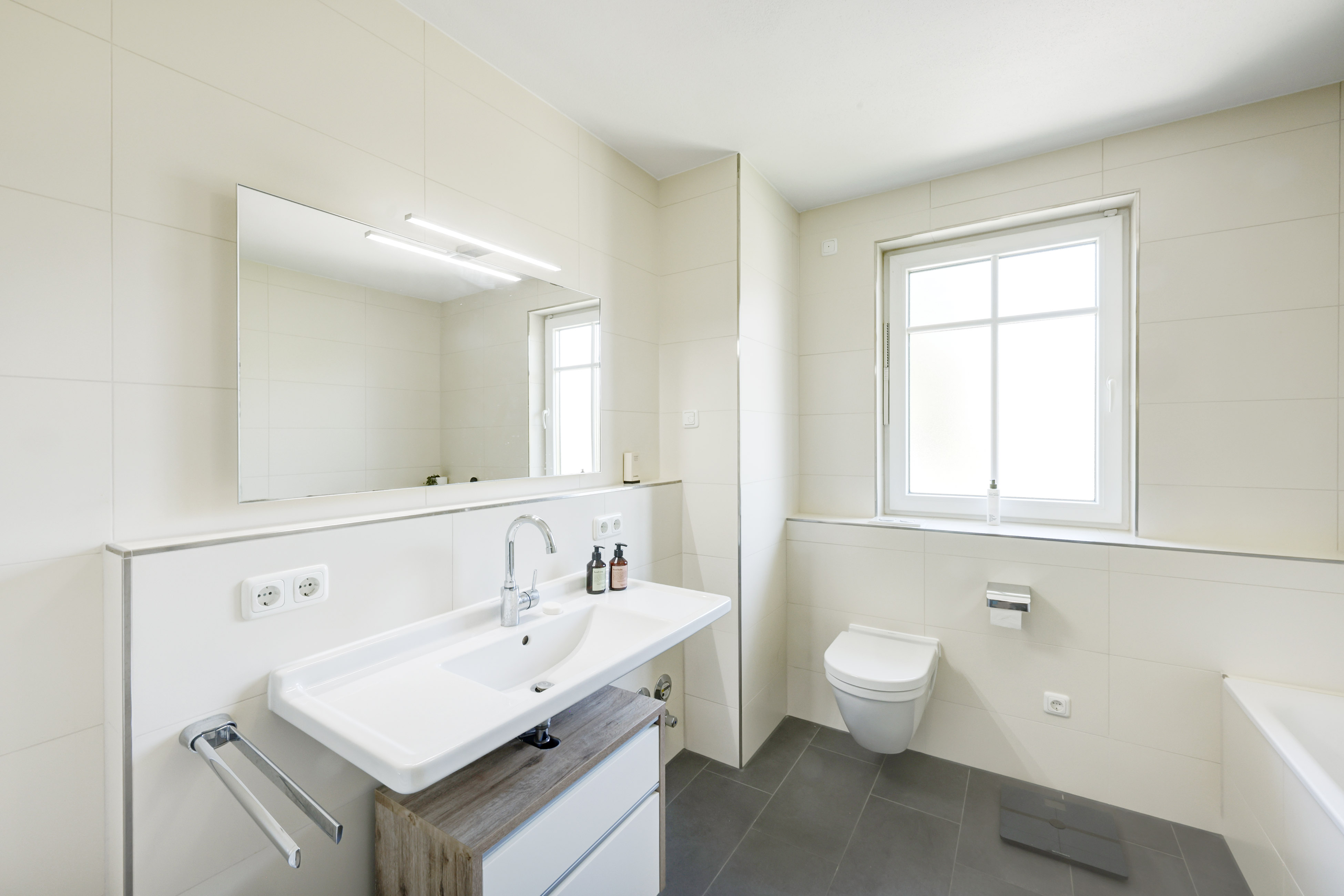 Lichtdurchflutete 3-Zimmer-Wohnung mit zwei Balkonen. Stilvoll leben in Obermenzing