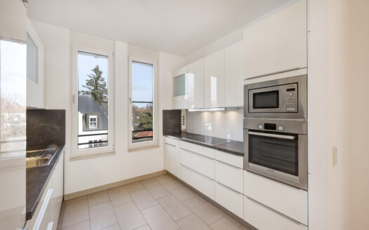 Citynahes Wohnen mit Ruhe und Komfort. Stilvolle 4,5-Zimmer-Wohnung mit Loft-Charakter und Südterrasse in zentraler Lage von Pasing