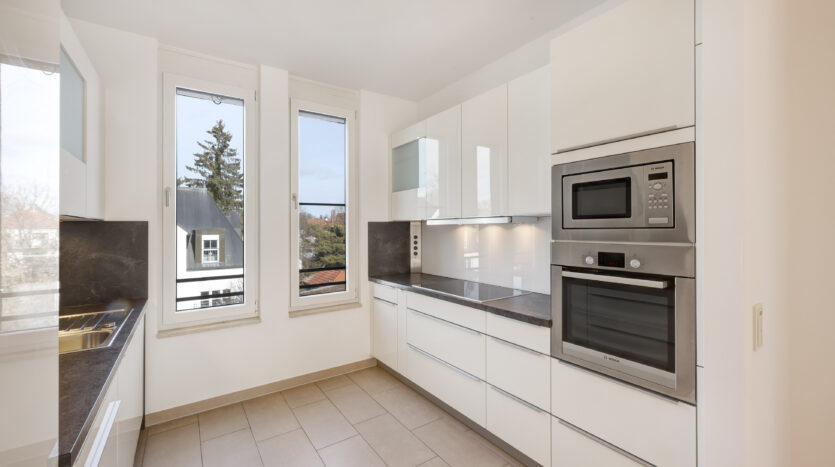 Citynahes Wohnen mit Ruhe und Komfort. Stilvolle 4,5-Zimmer-Wohnung mit Loft-Charakter und Südterrasse in zentraler Lage von Pasing